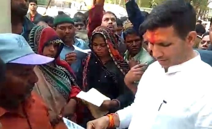 VIDEO: बेघरों  के लिए ‘नायक’ की भूमिका में मंत्री, कलेक्टर को लगाई फटकार