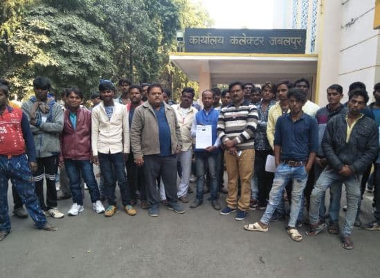 मकर संक्रांति मेले के दौरन नांव पर रोक, नाविकों ने किया कलेक्ट्रेट का घेराव
