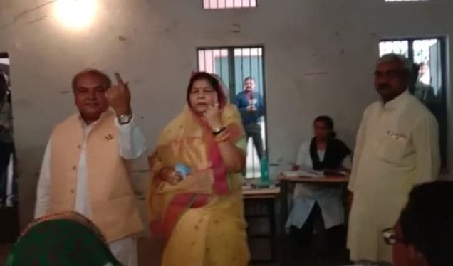नरेंद्र तोमर ने किया मतदान, सिंधिया के जीत के दावे पर कसा तंज