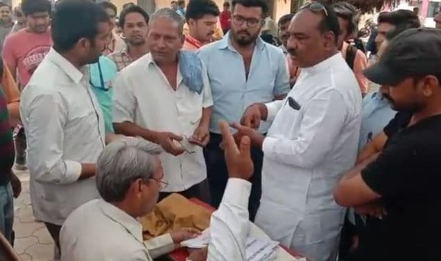मतदाता का नाम ना होने पर भड़के पार्षद, बीएलओ पर लगाए पैसे लेकर नाम जोड़ने के आरोप