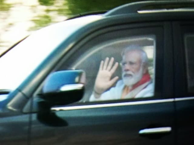 पीएम के स्वागत में सड़क के दोनों तरफ खड़े रहे लोग, मोदी ने हाथ हिलाकर किया अभिवादन