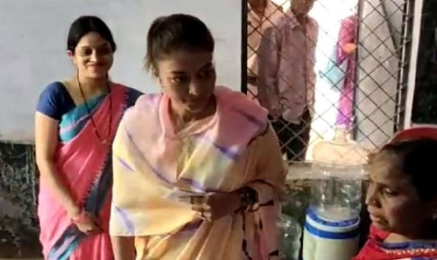 गुना नही ग्वालियर में प्रियदर्शनी ने डाला वोट, बोली-इस बार 6 लाख से ज्यादा वोटों से जीतेंगे सिंधिया
