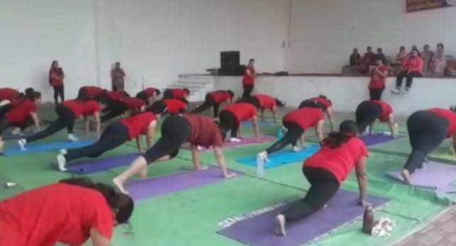 50 महिलाओं और युवतियों को कराया 18 मिनिट 5 सेकण्ड में 105 बार सूर्य नमस्कार