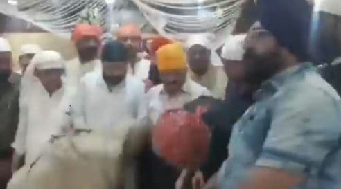 अब नगर निगम कमिश्नर ने की मंत्री की चरणवंदना, वीडियो वायरल