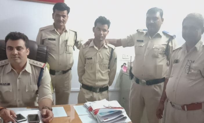 नकली जेल प्रहरी गिरफ्तार, टोल टैक्स बचाने वर्दी पहनकर चलाता था कार टैक्सी