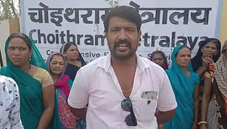 चोइथराम प्रबंधन की मनमानी के खिलाफ कर्मचारी लामबंद, कलेक्ट्रेट में किया विरोध