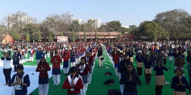 मप्र: युवा दिवस पर शिक्षण संस्थाओं में हुआ सामूहिक सूर्य नमस्कार