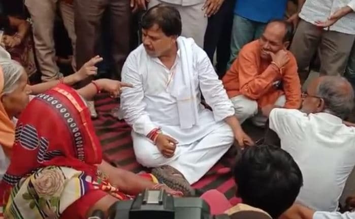 पानी को लेकर चक्काजाम, समस्या सुनने गए मंत्री भी साथ बैठे