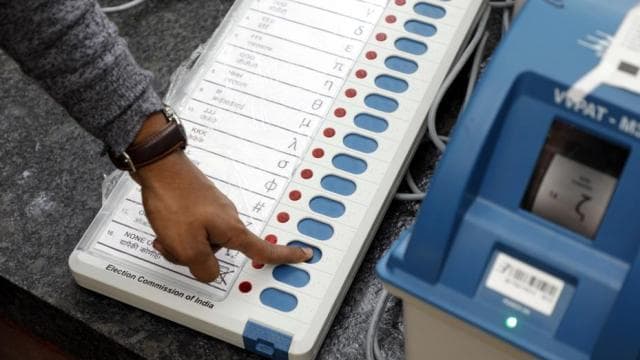 BJP नेता ने EVM के साथ वोट डालते हुए ली सेल्फी, सोशल मीडिया पर वायरल, मची खलबली