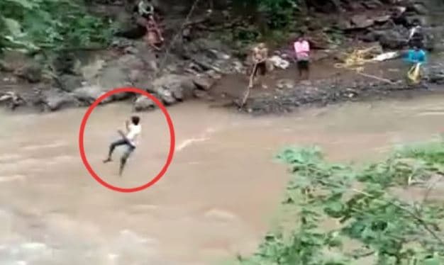 पुल ना होने के कारण यूं जान जोखिम में डालकर नदी पार कर रहे ग्रामीण, देखें वीडियो