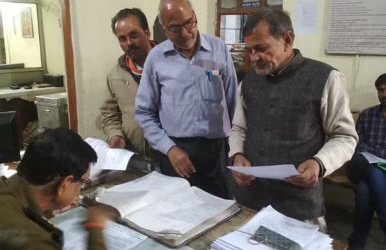 कांग्रेस कार्यालय का बोर्ड ही उतार ले गया निगम का अमला, थाने पहुंचे कांग्रेसी 