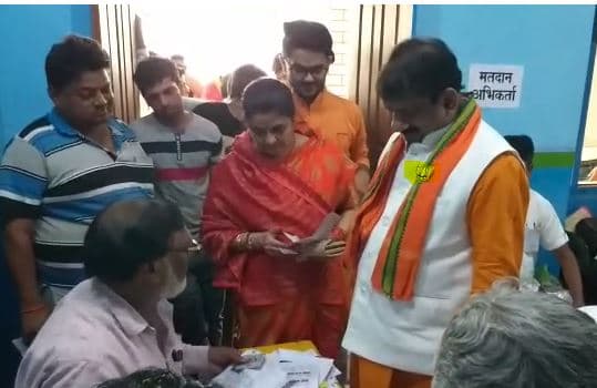कमल का निशान लगाकर वोट डालने पहुंचे महापौर, कांग्रेस ने ईसी में की शिकायत