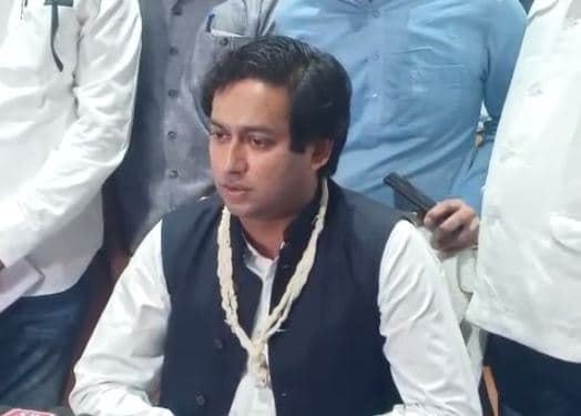 निगम कमिश्नर की चरणवंदना पर मंत्री का किनारा, बोले-जिसने छुए उससे पूछे