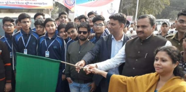 31वां सड़क सुरक्षा यातायात वाहन को कलेक्टर और SSP ने हरी झंडी दिखाकर किया रवाना