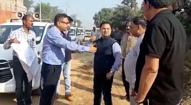 VIDEO: इंजीनियर पर भड़के कलेक्टर, बोले- ‘बिठाओ इनको थाने में’