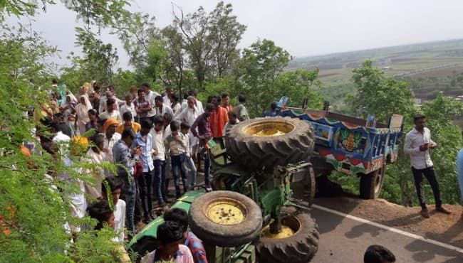 दर्दनाक हादसा: श्रद्धालुओं से भरी ट्रैक्टर-ट्राली पहाड़ी पर पलटी, एक की मौत, 20 घायल