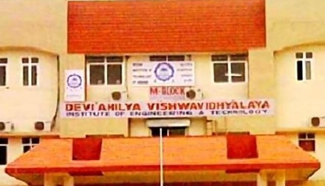 DAVV गर्ल्स होस्टल के बाथरूम में ताकाझांकी के बाद बवाल, मामला दबाने की कोशिश