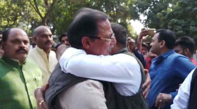 VIDEO : गले मिलकर भावुक हुए अजय-अरुण, छलके आंसू