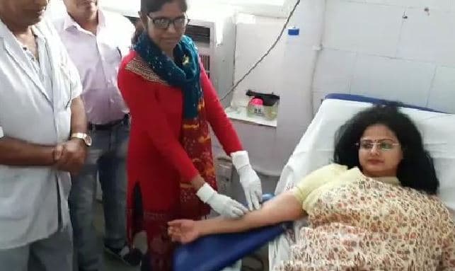 ‘अर्जेंट ब्लड चाहिए’, WhatsApp पर मैसेज देखते ही रक्तदान करने पहुंच गई कलेक्टर