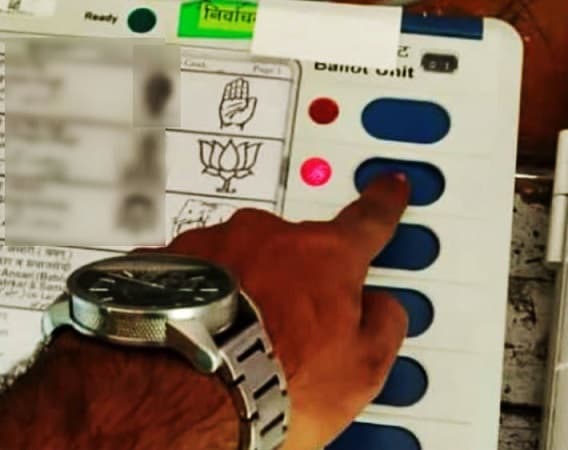 सोशल मीडिया पर फोटो डालने वाले इन वोटरों पर दर्ज होगा केस, कलेक्टर ने दिए निर्देश