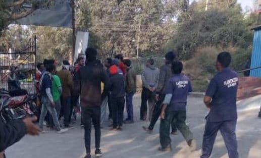 वेतन ना मिलने से नाराज हुए सफाईकर्मी, किया काम बंद