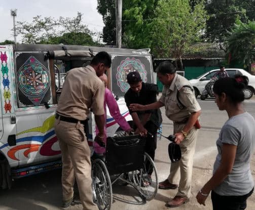 मतदान केंद्र पर दिव्यांग वोटर की भोपाल पुलिस ने की मदद, इन्होंने निभाई अहम जिम्मेदारी