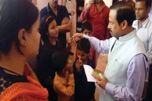 कलेक्टर ने सुनी बच्चों की फरियाद, बिस्किट खिलाकर कहा-‘चिंता मत करो पढ़ाई की व्यवस्था हो जायेगी’