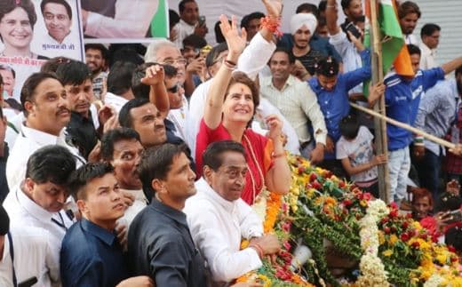 इंदौर में प्रियंका गांधी का रोड शो समाप्त, उत्साह से भरे कार्यकर्ता, साथ चला हजारों का हुजूम