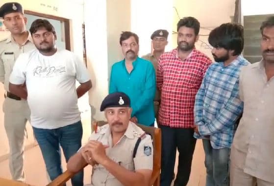 व्यवसायी को ब्लैकमेल कर रहे पांच फर्जी पत्रकार गिरफ्तार
