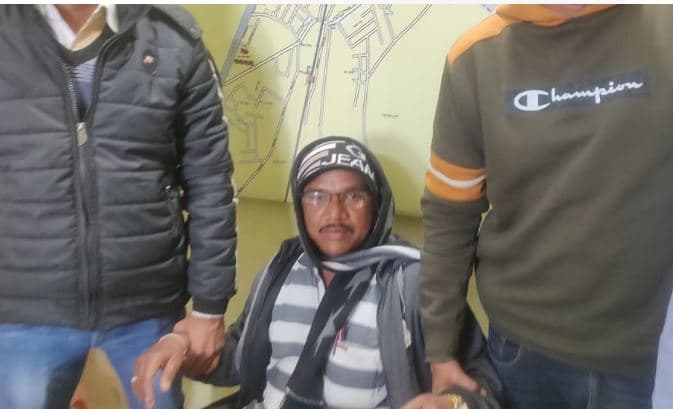 लाइनमैन ने किसान से मांगी रिश्वत, लोकायुक्त ने रंगेहाथों दबोचा