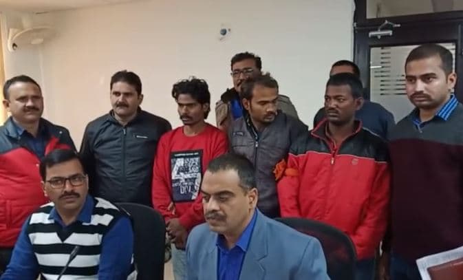 हथियार बेचने आये तीन बदमाश गिरफ्तार, 8 कट्टे, जिन्दा राउंड बरामद