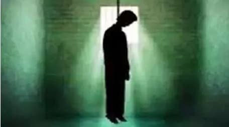 पंखा खोलकर जमीन पर रखा, फिर हुक में फंदा बांधकर छात्र ने लगा ली फांसी