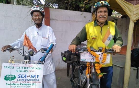 मुंबई से नेपाल तक साइकिल यात्रा कर पर्यावरण संरक्षण का सन्देश दे रहे यह दो शख्स
