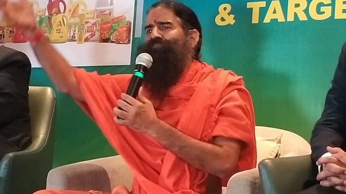 इंदौर पहुंचे बाबा राम देव, बोले- ‘कमलनाथ जानते हैं सरकार कैसे चलाना है’