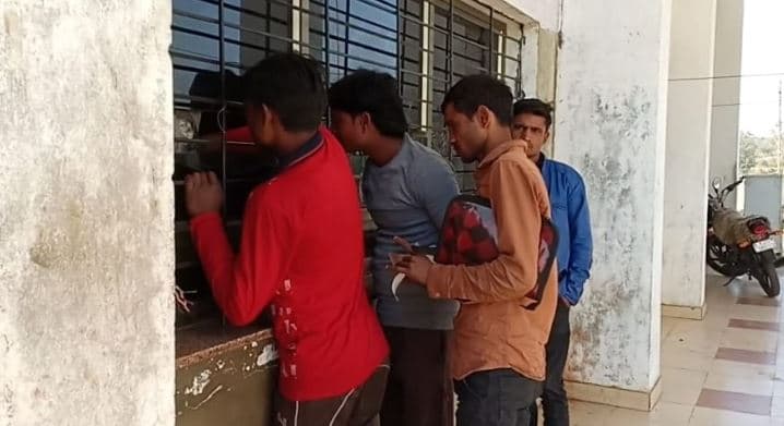 खरई चैक पोस्ट पर हथियारो के साये में होती है ट्रक चालको से उगाही, जिले से लेकर प्रदेश तक बंट रहा बटोना