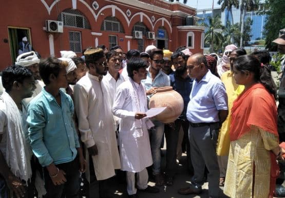 पानी की किल्लत से मचा हाहाकार, मटका लेकर लोगों ने किया निगम का घेराव