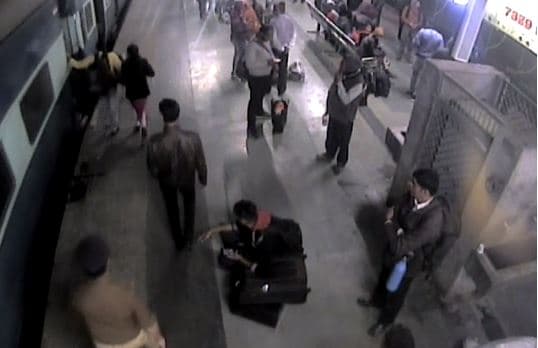 VIDEO : ट्रेन में चढ़ने के दौरान फिसला युवती का पैर, प्लेटफॉर्म से नीचे जा गिरी, जवान ने ऐसे बचाई जान