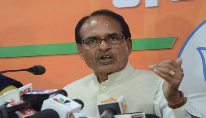 चरणवंदना पर शिवराज की चुटकी- ”सरकार में रेट तय है उसके बाद भी पैर छूने पढ़ रहे है”