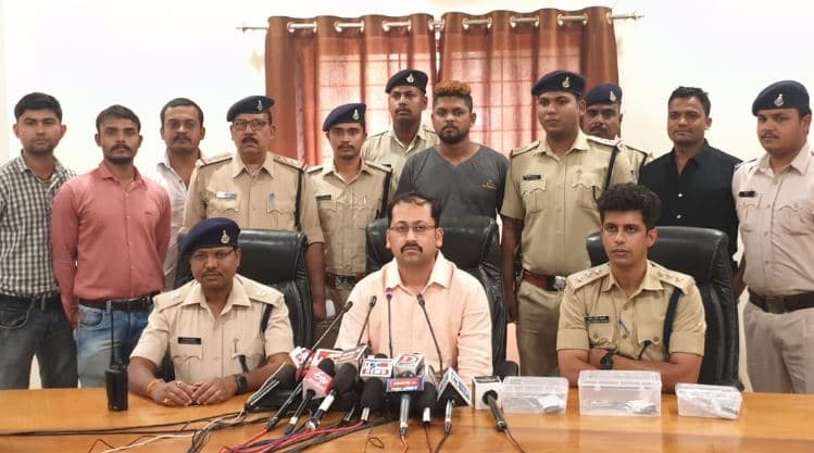 पुलिस के हत्थे चढ़ा इनामी बदमाश, छोटू चौबे गैंग का है सदस्य