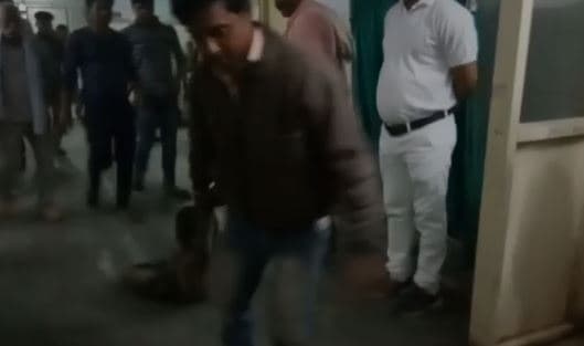 अमानवीयता: ट्रॉमा सेंटर में नाबालिग विक्षिप्त को घसीटा, जांच के आदेश
