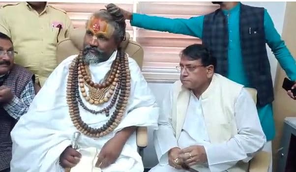 सरकार से खुश कंप्यूटर बाबा, बोले- ‘अगर काम नहीं किया तो इनको भी करदेंगे बाहर’
