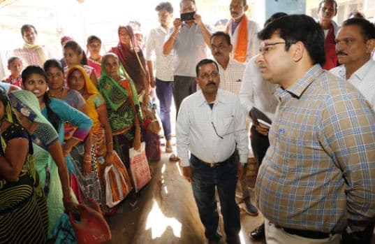 राशन लेने वालों की लम्बी कतार देख नाराज हुए कलेक्टर, उपभोक्ताओं को दी ये समझाइश