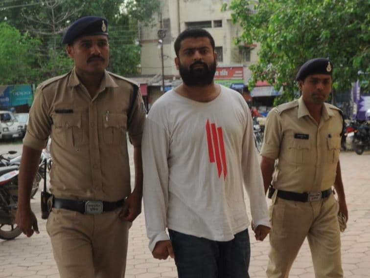 धोखाधड़ी के आरोपी शादाब ने किया सरेंडर, जिले में सक्रिय हैं ठगी माफिया
