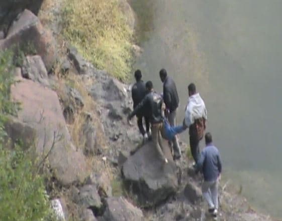 सेल्फी के चक्कर में युवक की मौत, 300 फीट खाई में गिरा, प्रशासन ने निकाला शव