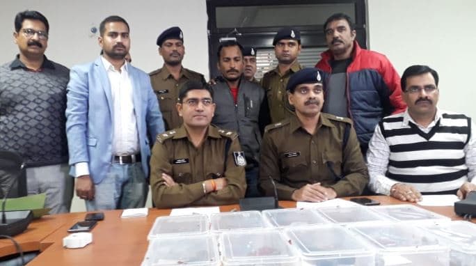 10 देसी पिस्टल और 4 राउंड के साथ हथियारों का सौदागर गिरफ्तार