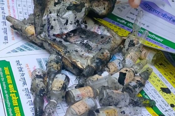 सरकारी अस्पताल में कचरे में जलाई जा रही थीं दवाईयां और इंजेक्शन