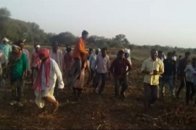 मनावता शर्मसार : ग्रामीणों ने सुनाई महिला को सजा, पति को कंधे पर बैठाकर गांव भर में घुमाया