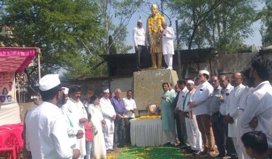 जिला कांग्रेस कार्यालय और नेहरू पार्क में मनाई गई देश के प्रथम प्रधानमंत्री की जयंती
