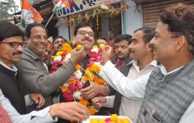 अपनापन दिखाने लगे भितरघाती, चुनावों में रहे नदारद, अब बधाई देने पहुँच रहे