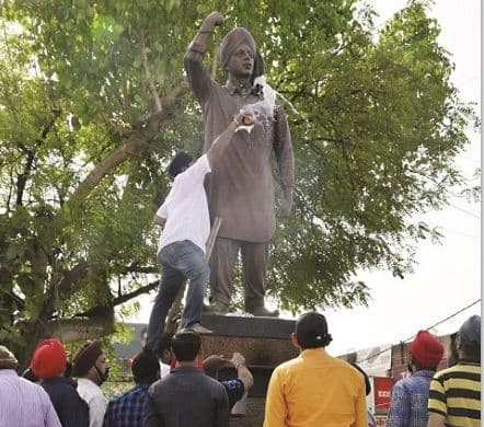 प्रियंका-कमलनाथ के जाते ही सिख समाज ने क्यो किया शहीद भगत सिंह की प्रतिमा का शुद्धिकरण